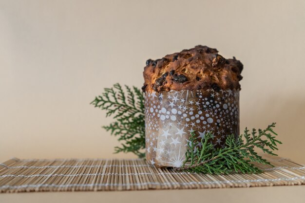 Disparo de enfoque selectivo de delicioso Panettone casero preparado para la celebración de Navidad