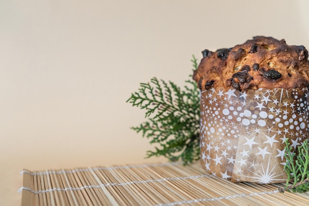 Disparo de enfoque selectivo de delicioso panettone casero preparado para la celebración de navidad