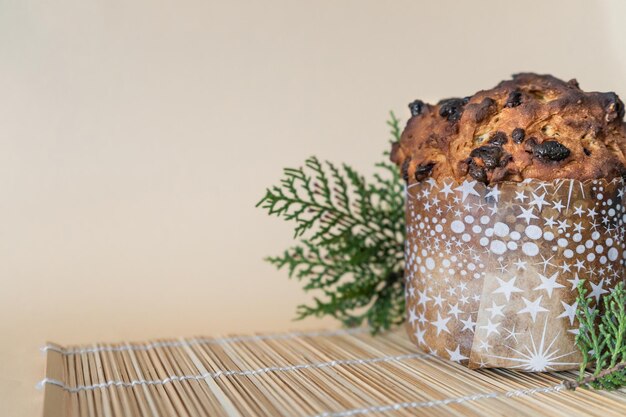 Disparo de enfoque selectivo de delicioso Panettone casero preparado para la celebración de Navidad