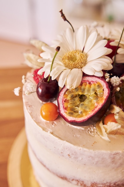 Disparo de enfoque selectivo del delicioso pastel decorativo en una mesa marrón