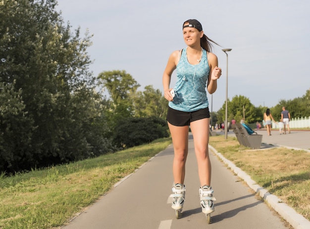 Foto gratuita disparo de enfoque selectivo de una joven mujer blanca patinaje sobre ruedas