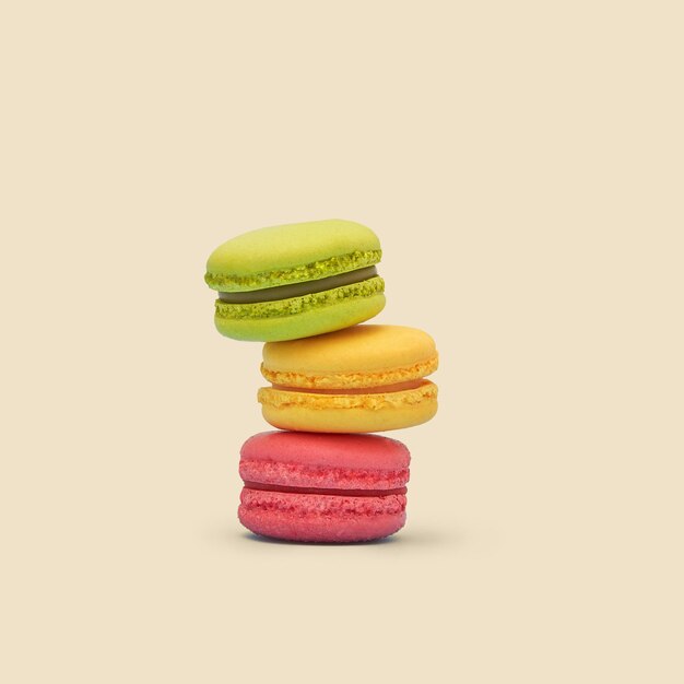 Disparo de enfoque selectivo de tres macarons de colores sobre una superficie blanca