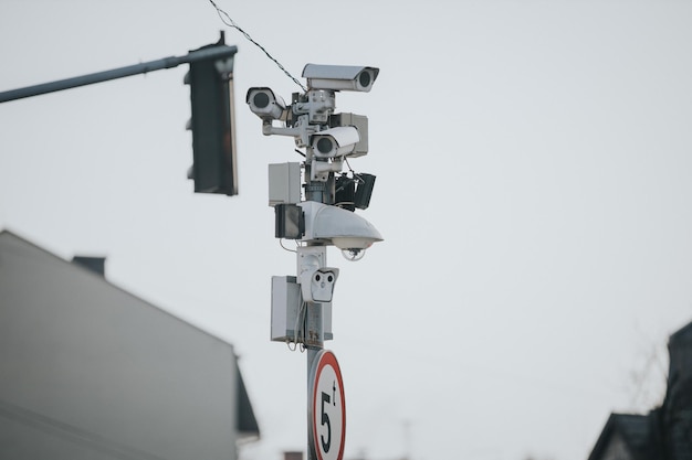 Disparo de enfoque superficial de cámaras de tráfico multiángulo en el poste de la calle