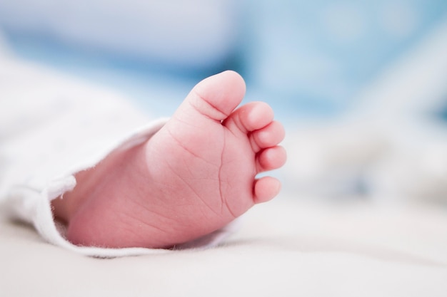 Disparo de enfoque superficial del dedo del pie de un bebé recién nacido