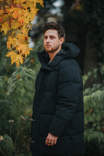 Foto gratuita disparo de enfoque superficial de un hombre joven y atractivo posando