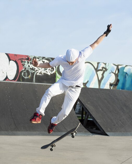 Disparo de enfoque superficial de un joven andar en monopatín en el área de skate