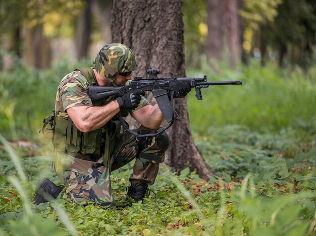 Disparo de enfoque superficial de un soldado en un entorno natural