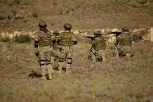 Foto gratuita disparo de entrenamiento de soldados militares armenios en un campo seco