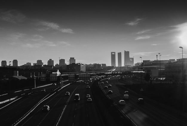 Disparo de escala de grises de alto ángulo de una autopista con muchos coches en Madrid, España