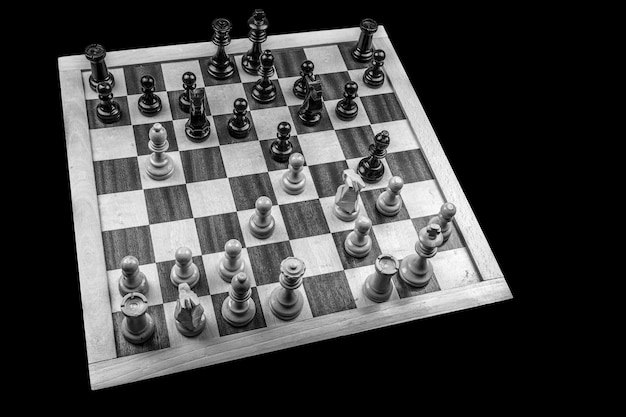 Disparo en escala de grises de alto ángulo del juego de tablero de ajedrez con las piezas en el tablero