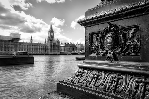 Foto gratuita disparo en escala de grises del big ben en londres, reino unido