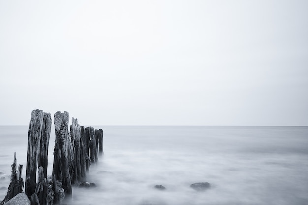 Disparo en escala de grises de un hermoso paisaje marino bajo un cielo nublado en Ostsee, Alemania