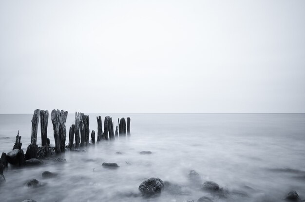 Disparo en escala de grises de un hermoso paisaje marino bajo un cielo nublado en Ostsee, Alemania