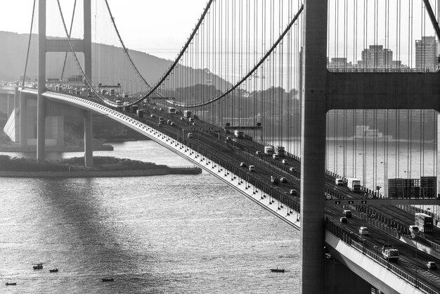 Disparo en escala de grises del puente Tsing Ma en Hong Kong