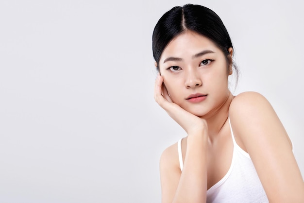 Disparo de estudio de hermosa mujer asiática joven con piel limpia y fresca sobre fondo blanco Cuidado facial Tratamiento facial Cosmetología belleza y spa
