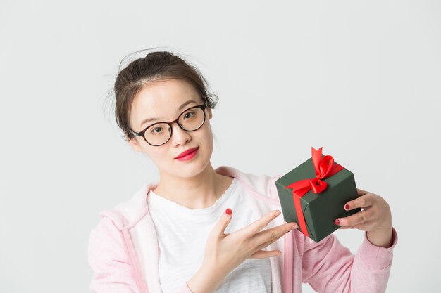 Disparo en el estudio de la joven asiática con un regalo de Navidad