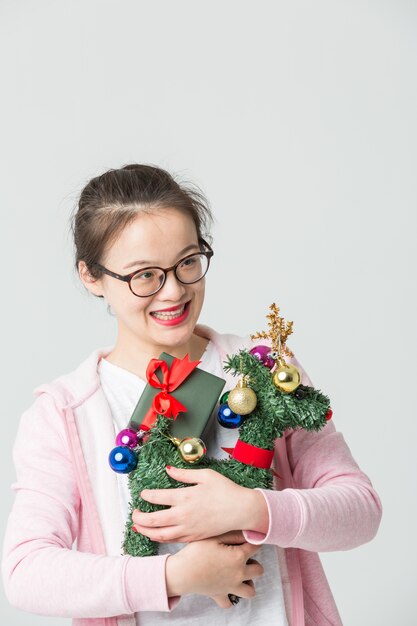 Disparo en el estudio de la joven asiática con un regalo de Navidad