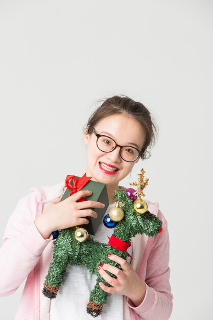 Disparo en el estudio de la joven asiática con un regalo de Navidad