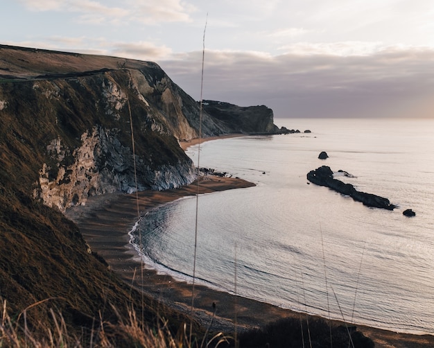 Foto gratuita disparo de gran angular de los acantilados y rocas de la playa