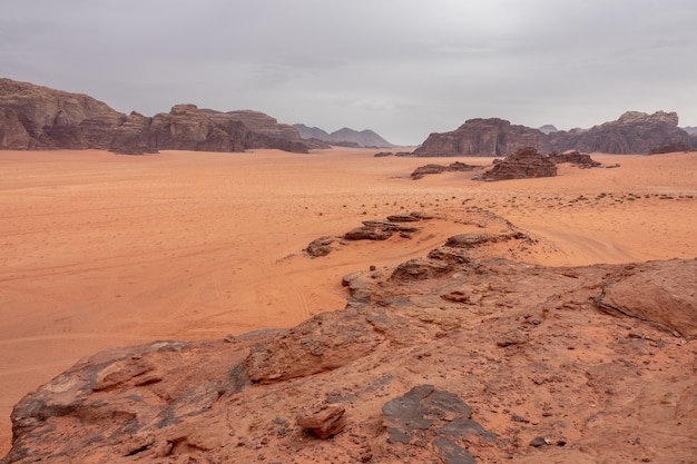 Disparo de gran angular del área protegida de Wadi Rum en Jordania durante el día