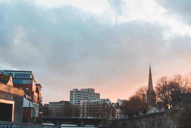 Foto gratuita disparo de gran angular del castle park en bristol, reino unido