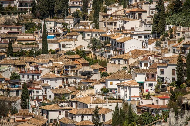 Disparo de gran angular de edificios blancos de una ciudad construida uno al lado del otro durante el día