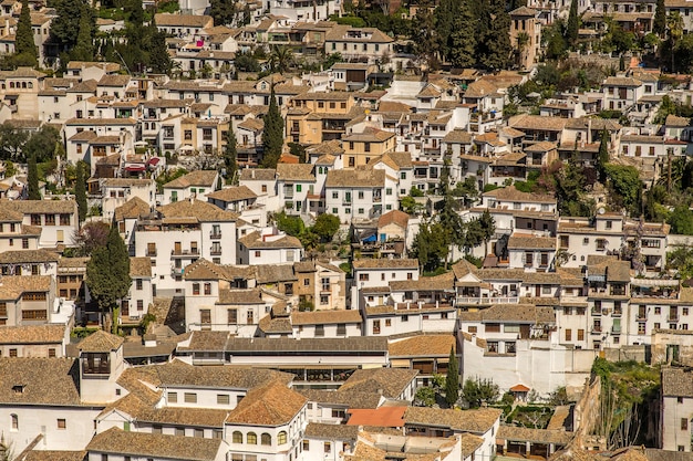 Disparo de gran angular de edificios blancos de una ciudad construida uno al lado del otro durante el día