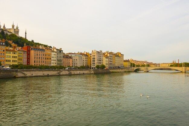 Disparo de gran angular de los edificios de una ciudad junto al río en Francia