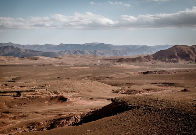 Foto gratuita disparo de gran angular de grandes áreas de tierras áridas y montañas