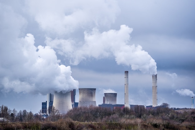 Disparo de gran angular de humo blanco que sale de las plantas nucleares