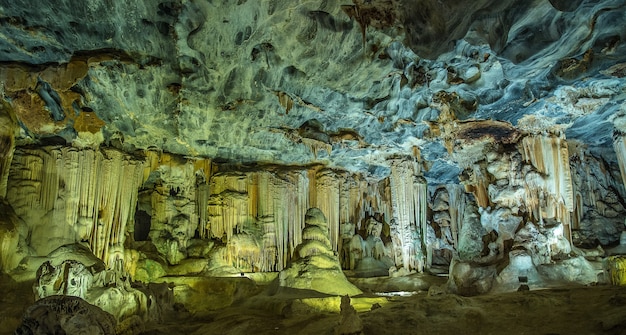 Disparo gran angular del interior de las cuevas de Cango en Boplaas, Sudáfrica