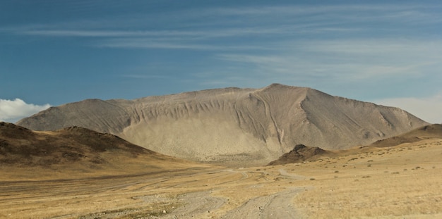 Disparo de gran angular de las montañas bajo un cielo lleno de nubes