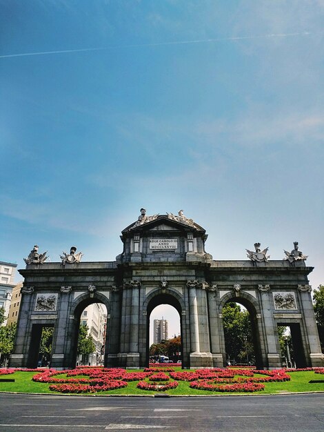 Disparo gran angular del monumento Puerta de Alcalá en Madrid, España, bajo un cielo azul claro