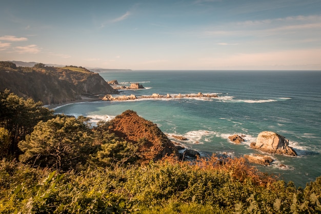 Disparo de gran angular de la playa del silencio en Asturias, España