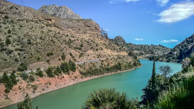 Disparo de gran angular de un río que fluye junto a las montañas durante el día