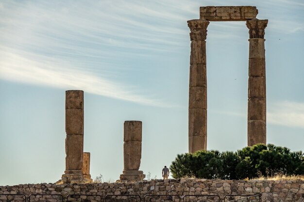 Disparo de gran angular del templo de Hércules en Jordania bajo un cielo azul