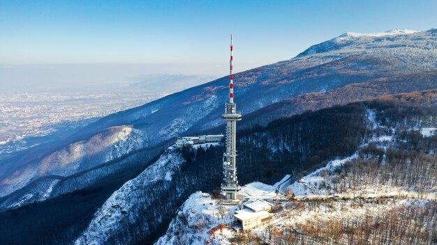 Disparo de gran angular de una torre de satélite en la montaña