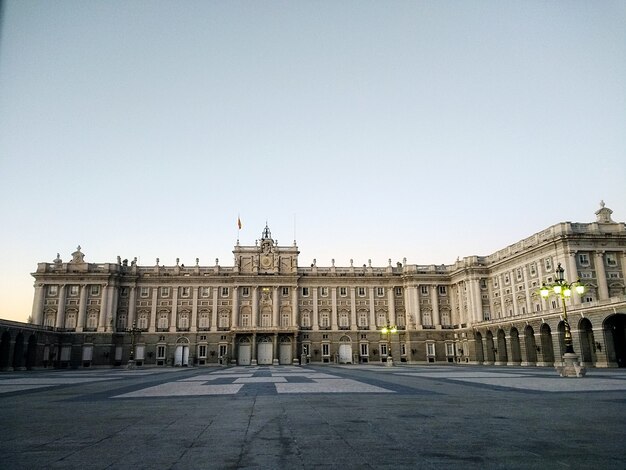 Disparo de gran angular de West Park en Madrid, España durante el día