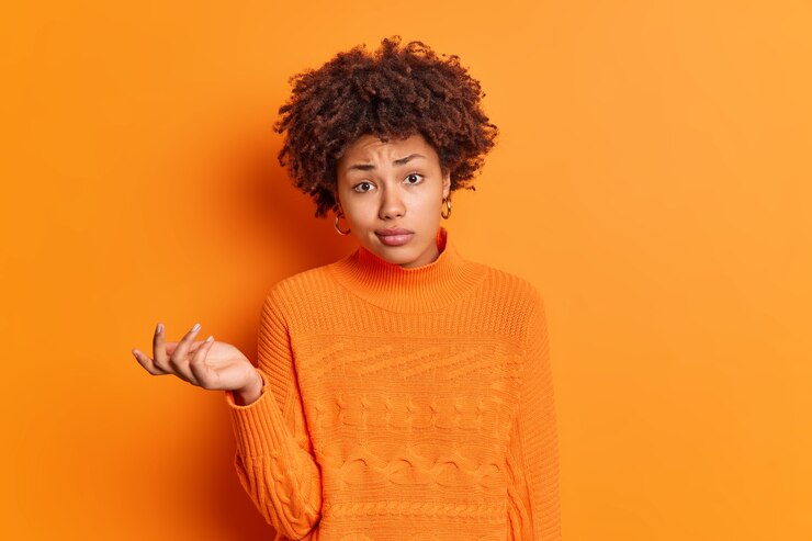 Foto gratuito disparo horizontal de confusa vacilante joven afroamericana se encoge de hombros parece perplejo y dudoso parece desconfiado