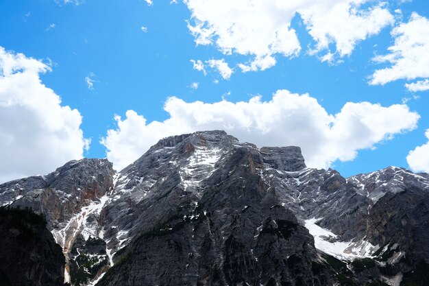 Disparo horizontal del hermoso Parque Natural Fanes-Sennes-Prags ubicado en Tirol del Sur, Italia