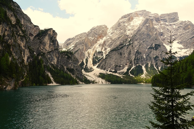 Disparo horizontal del lago Prags en el Parque Natural Fanes-Senns-Prags ubicado en el Tirol del Sur, Italia