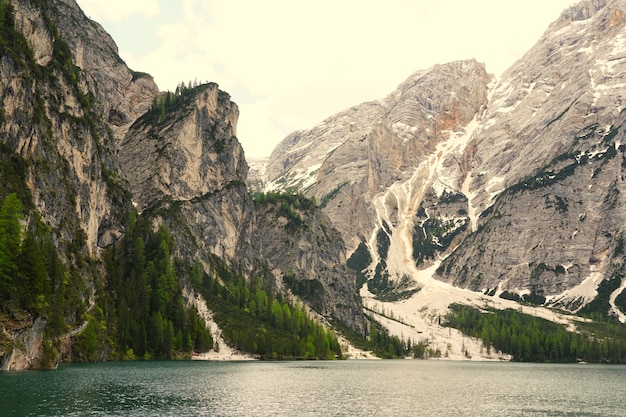 Disparo horizontal del lago Prags en el Parque Natural Fanes-Senns-Prags ubicado en el Tirol del Sur, Italia