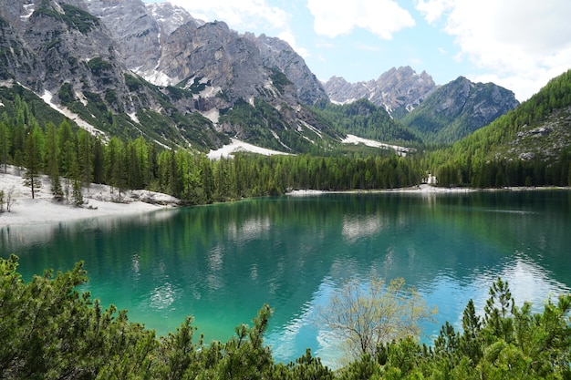 Disparo horizontal del lago Prags en el Parque Natural Fanes-Senns-Prags ubicado en el Tirol del Sur, Italia