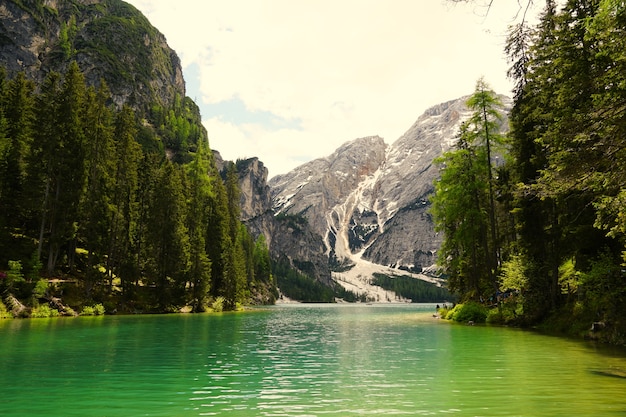 Disparo horizontal del lago Prags en el Parque Natural Fanes-Senns-Prags ubicado en el Tirol del Sur, Italia