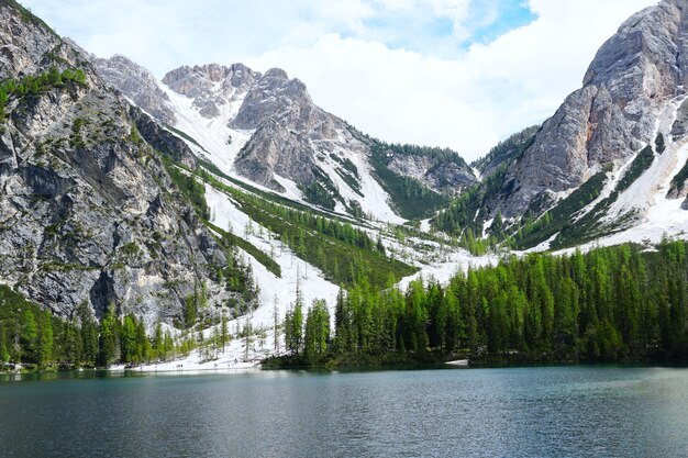 Disparo horizontal del lago Prags en el Parque Natural Fanes-Senns-Prags ubicado en el Tirol del Sur