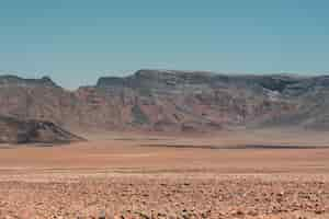 Foto gratuita disparo horizontal del paisaje de montaña en el desierto de namib en namibia bajo el cielo azul