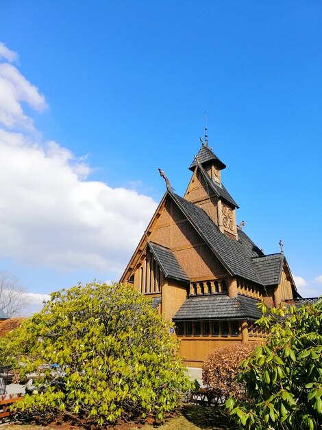 Disparo desde el jardín frente a la iglesia Wang en Karpacz, Polonia