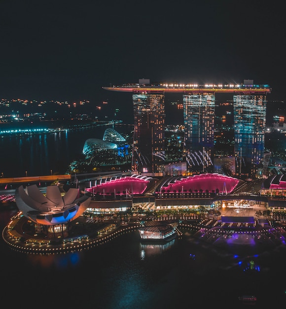 Disparo lejano vertical de Singapur Marina Bay Sands durante la noche en Singapur