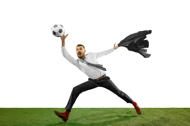 Foto gratuita disparo de longitud completa de un joven empresario jugando al fútbol aislado sobre fondo blanco.