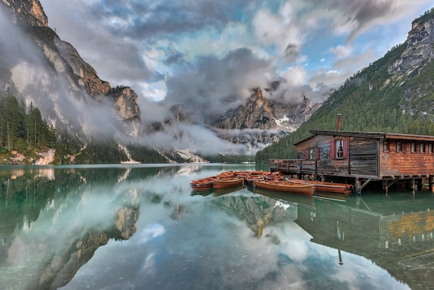 Disparo mágico de las montañas Dolomitas, el Parque Nacional de Fanes-Sennes-Prags, Italia durante el verano